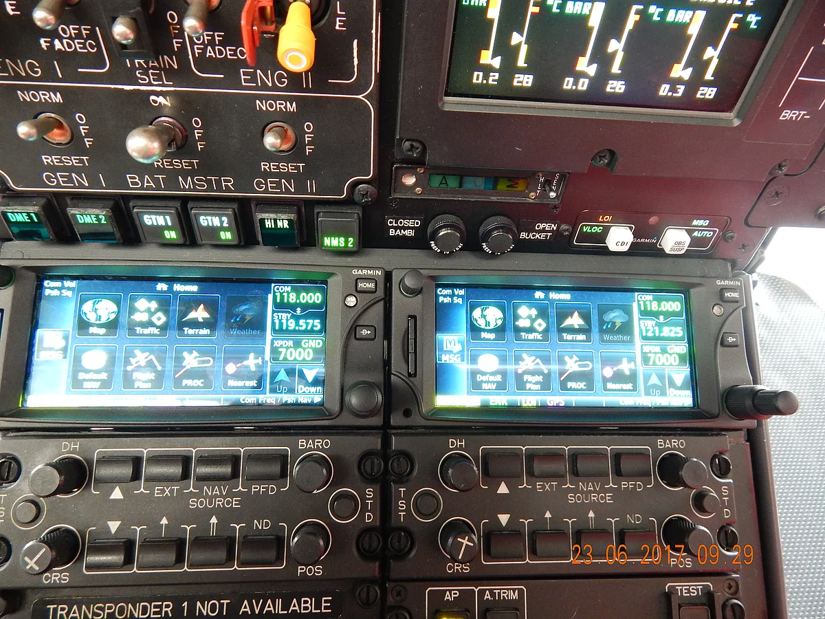 Blick auf zwei Display im Cockpit eines Hubschraubers.