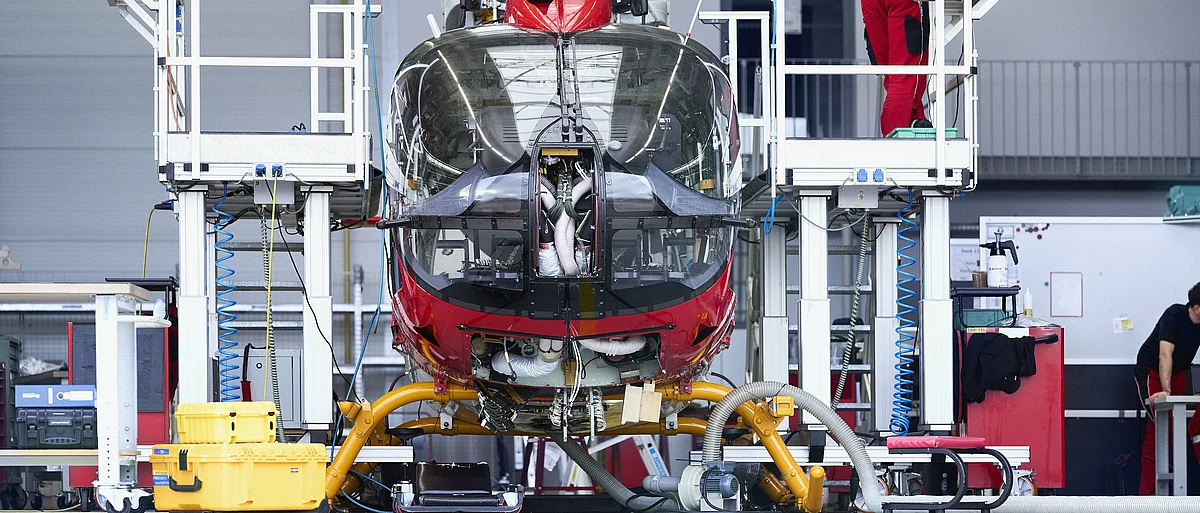 Blick auf einen Hubschrauber an einem Dock in einer Werft.