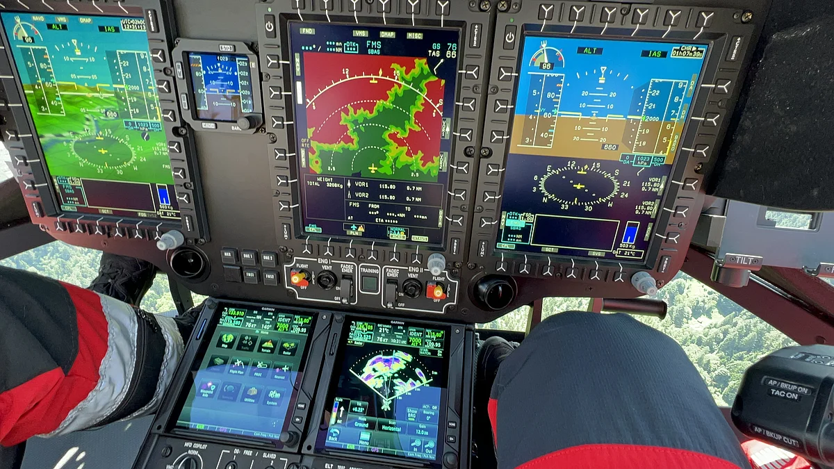 Auf einem Display im Cockpit eines Hubschraubers ist eine Wetterkarte zu sehen.