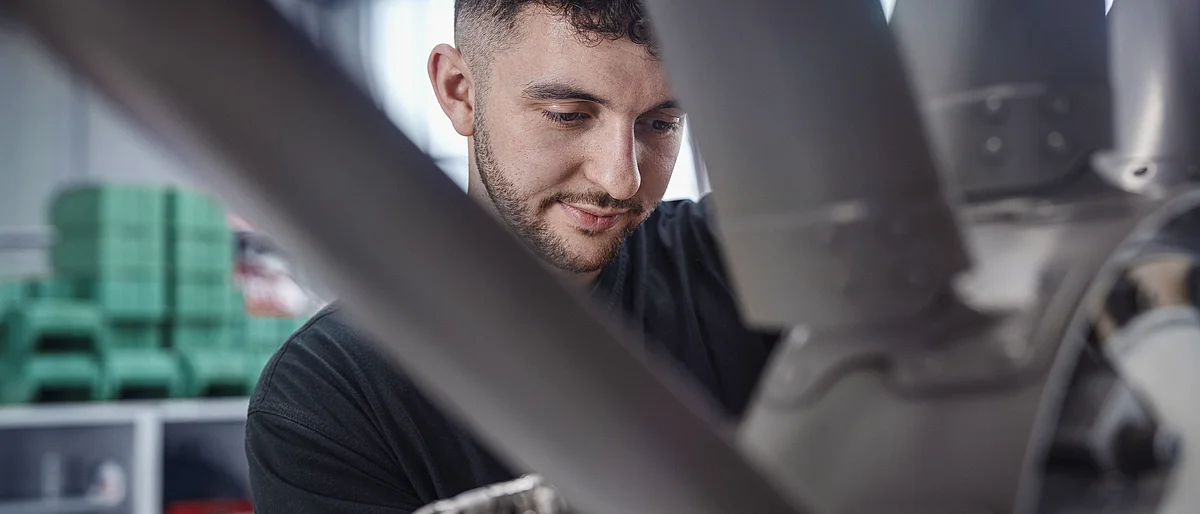 Technische Wartungsarbeiten an einer Luftfahrtkomponente bei DRF Aviation Services.