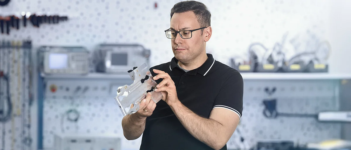 Ein Musterprüfingenieur untersucht eine Modifikation des Part-21.